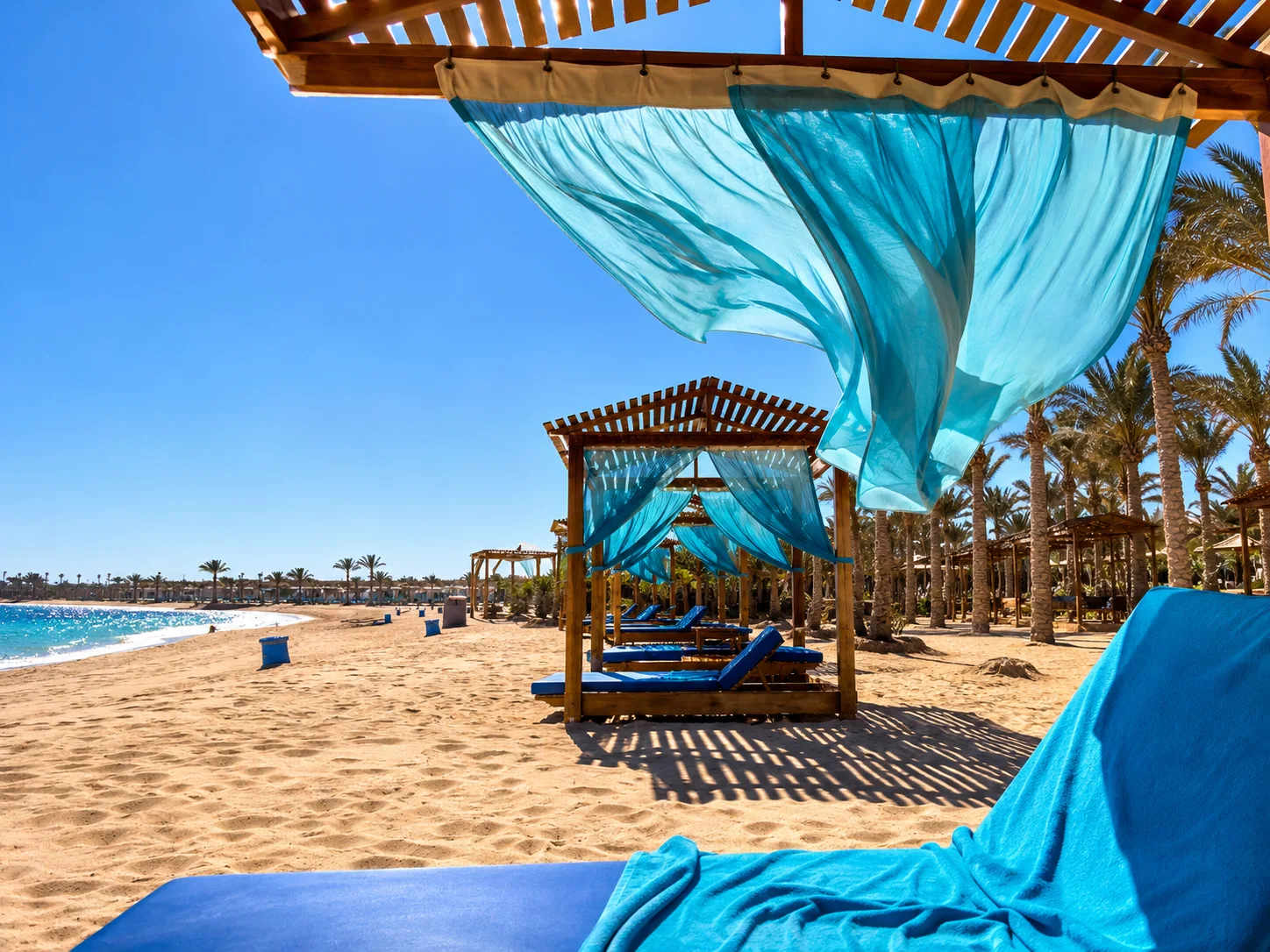 A relaxed beach lounge with sea views in Abu Dabab
